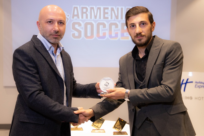 Vahagn Ayvazyan's trophy is handed over to FC Urartu